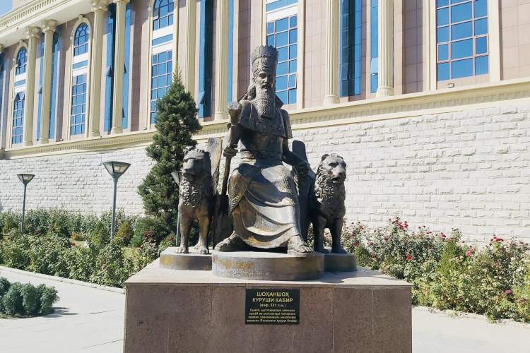 کوروش از ریاست جمهوری به خیابان رفت